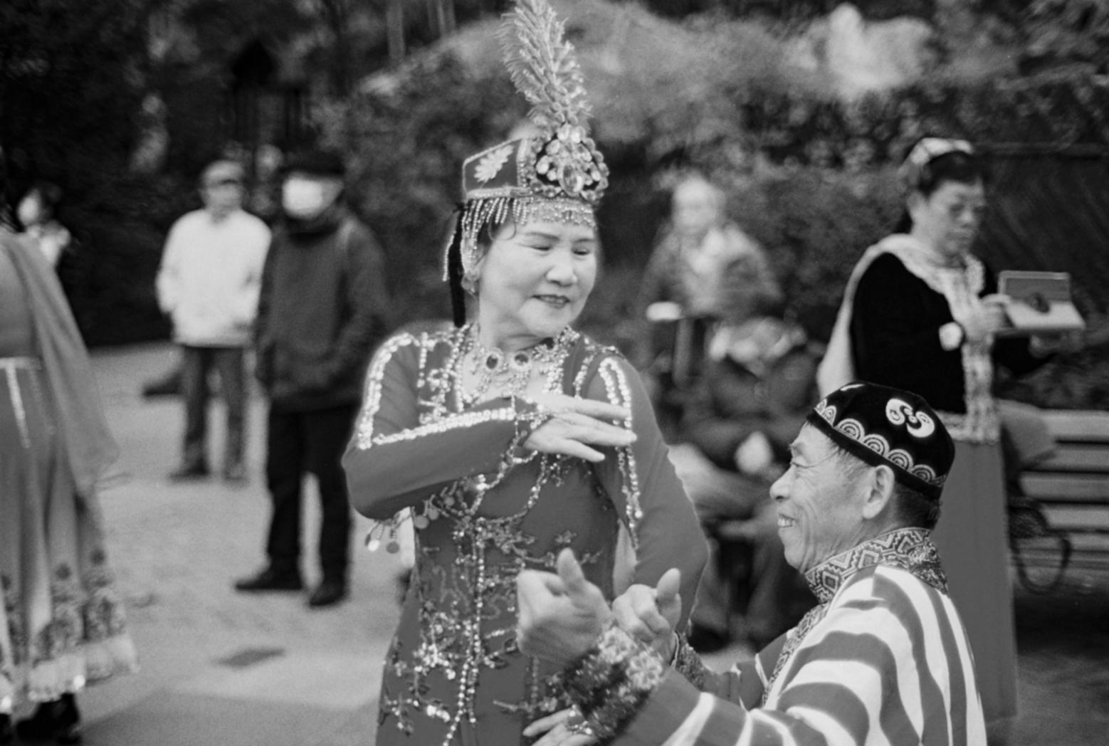 Tanzschüler beim Erlernen der Grundschritte